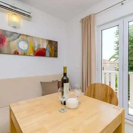 Apartments And Room Maestral *