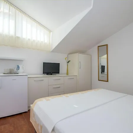 Apartments And Room Maestral *