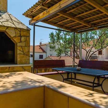 And Maestral 公寓 特罗吉尔